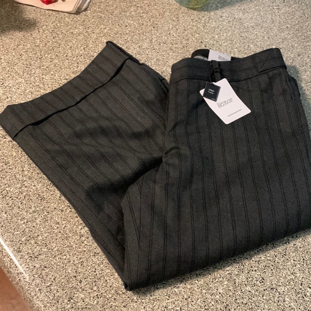 New/Express white cropped Editor pants Size 8 charcoal gray and black lines